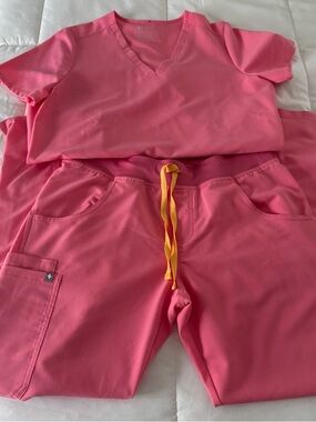 FIGS Women's Short Sleeve V-Neck Top and Pants SET Coral Pink EUC